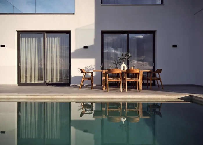 Akra Villa, A Cliffside Escape With Pure Seaviews, By Thinkvilla فيلة